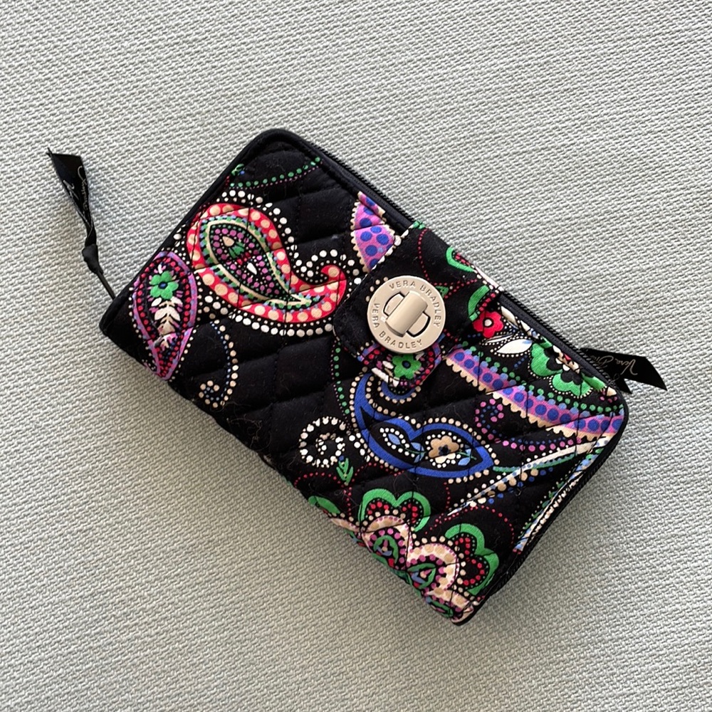 Quilted Vera Bradley floral wallet.🌺🌸🪷